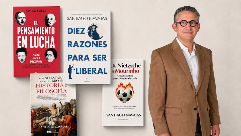 Santiago Navajas junto a varios de sus libros, entre ellos Eso no estaba en mi libro de Historia de la Filosofía, El pensamiento en lucha y Diez razones para ser liberal. Imagen generada con inteligencia artificial.
