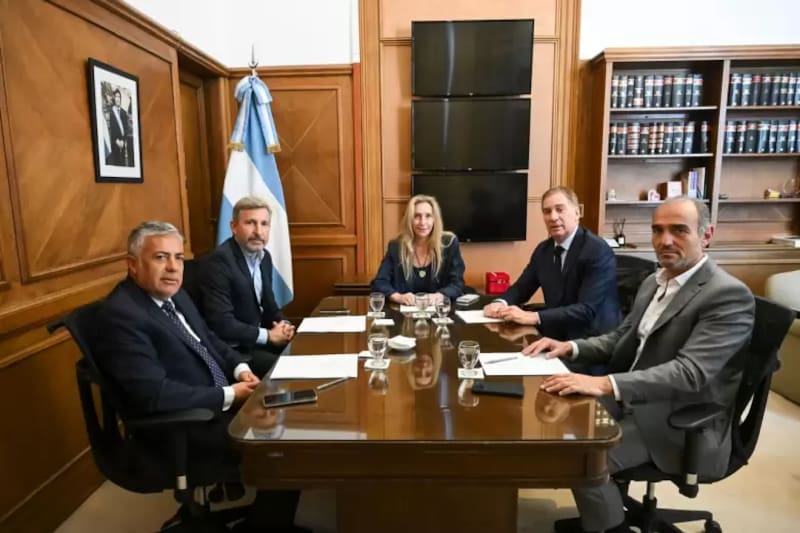 Santilli deberá mediar entre Karina Milei, los gobernadores aliados y Caputo para ordenar la estrategia política y económica del Gobierno (Foto: El Economista).