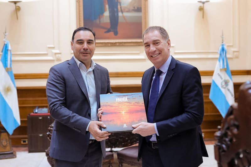 El ministro del Interior, Diego Santilli, junto a Gustavo Valdés