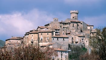 Buscan voluntarios para vivir en un pueblo medieval de Italia y ofrecen vivienda a precio simbólico, ayuda económica mensual y subsidios para emprender