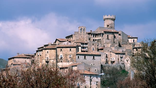 Buscan voluntarios para vivir en un pueblo medieval de Italia y ofrecen vivienda a precio simbólico, ayuda económica mensual y subsidios para emprender