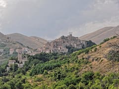 Un pueblo de 115 habitantes en Italia busca vecinos: ofrece 44.000 euros, casa y una vida tranquila en las montañas