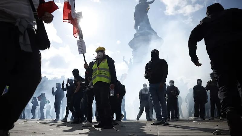 Un grupo de manifestantes durante las protestas por el coste de la vida en Francia.