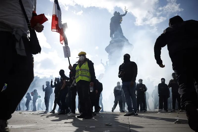 Un grupo de manifestantes durante las protestas por el costo de la vida en Francia.