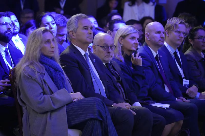 Santiago de Chile: Karina Milei, Pablo Quirno y Sarah Rogers en la primera fila escuchando a Javier Milei