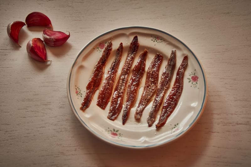 Santoña es famosa por su tradición conservera, con anchoas y sardinas de calidad internacional.