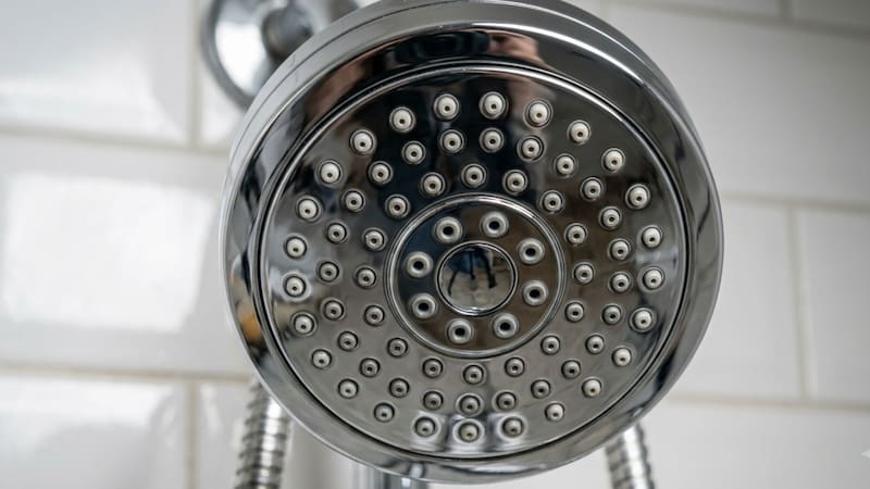 Ni bicarbonato ni vinagre: la forma ideal de eliminar el sarro de los orificios de la ducha y evitar reducir la presión.