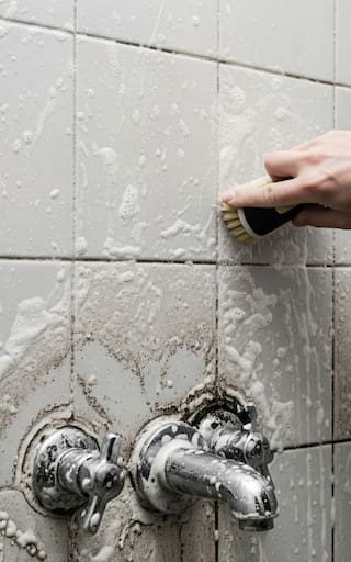 Ni vinagre ni bicarbonato: la forma más efectiva de quitar el sarro de los azulejos sin dañarlos