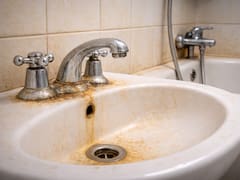 Ni vinagre ni bicarbonato: el secreto para eliminar el sarro de las canillas del baño para siempre