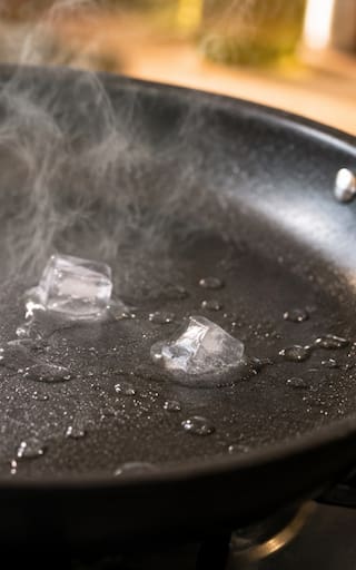 Mezclar bicarbonato con agua y ponerlo en la sartén: por qué lo recomiendan y para qué sirve