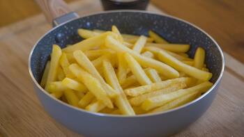 El truco del vinagre para conseguir unas papas fritas crujientes y ligeras que se utiliza en los mejores restaurantes