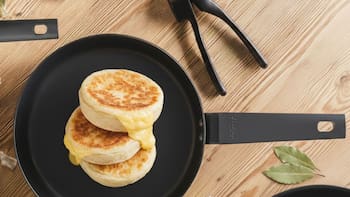 Receta húmeda y tierna | Cómo hacer un pan de queso en sartén con 5 ingredientes y en 10 minutos