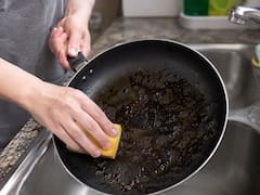 Ni cuchillo ni esponja: la forma correcta de despegar comida quemada de una sartén sin rayarla