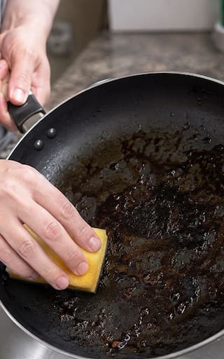 Ni cuchillo ni esponja: la forma correcta de despegar comida quemada de una sartén sin rayarla