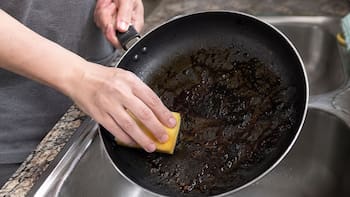 Ni cuchillo ni esponja: la forma correcta de despegar comida quemada de una sartén sin rayarla