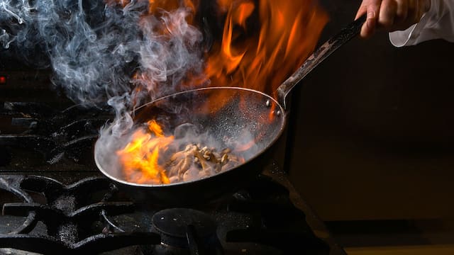 Cómo salvar una sartén u olla quemada: qué usar dependiendo del material y cuándo se debe cambiar