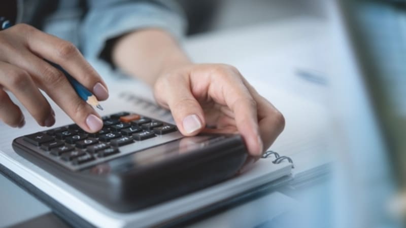 Llevar un control preciso de los pagos mensuales y la declaración anual es fundamental, ya que omitir tres o más pagos del ISR puede ocasionar la salida del régimen RESICO según el SAT.