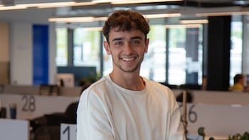 Su startup para combatir incendios forestales nació como proyecto escolar, ahora es global y la financia Bezos