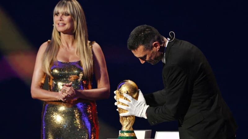 Scaloni ingresa con la Copa del Mundo a la ceremonia del sorteo.