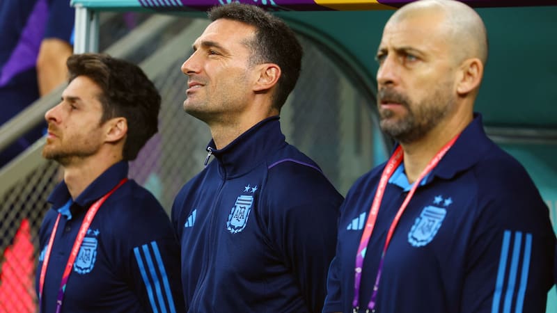 Scaloni trabaja junto a Roberto Ayala, Walter Samuel y Pablo Aimar, compañeros de sus épocas como jugador con José Pekerman.
