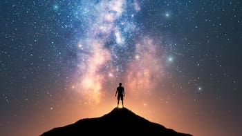 Llega la “luz zodiacal”, el fenómeno astronómico más mágico del cielo nocturno: cuándo observarlo desde el país