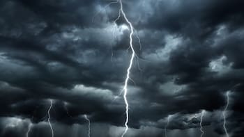 Se aproxima una tormenta negra: el cielo se parte en dos y activan alertas por lluvias y granizo