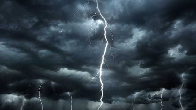 Se aproxima una tormenta negra: el cielo se parte en dos y activan alertas por lluvias y granizo
