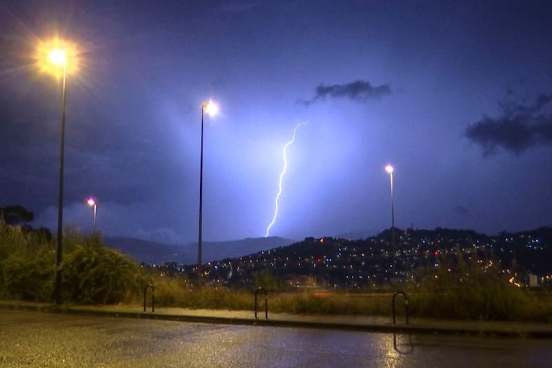 Se aproxima una tormenta negra que dejará fuertes lluvias y vientos huracanados para este martes 25 de agosto (foto: EFE/ Sxenick)