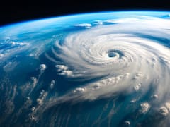 Se aproxima una tormenta tropical con descarga eléctrica, muro de nubes negras y fuertes ráfagas de viento: las zonas afectadas