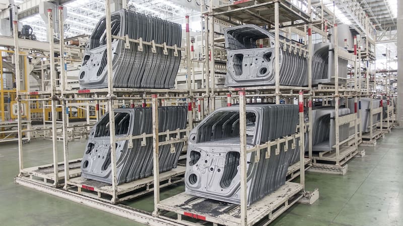 Se despide una emblemática fábrica de autopartes y estos trabajadores se quedarán sin empleo. Foto: Shutterstock