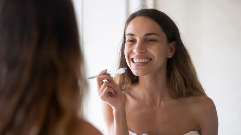 Taza de té verde, una infusión rica en catequinas que podría contribuir al cuidado de la salud bucal según diversos estudios.