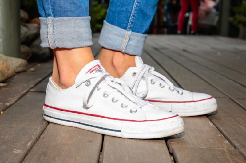 Se despiden las zapatillas blancas y simples: la nueva tendencia de H&M que es moda y combina con jeans y chaquetas