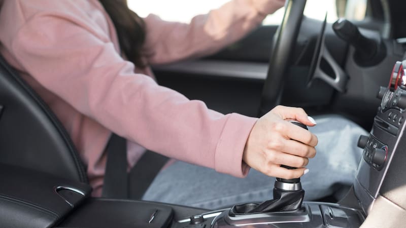 Se despiden los autos manuales: el Gobierno español prohibió que se usen este tipo de vehículos si no cumplen un requisito clave. Foto: Freepik