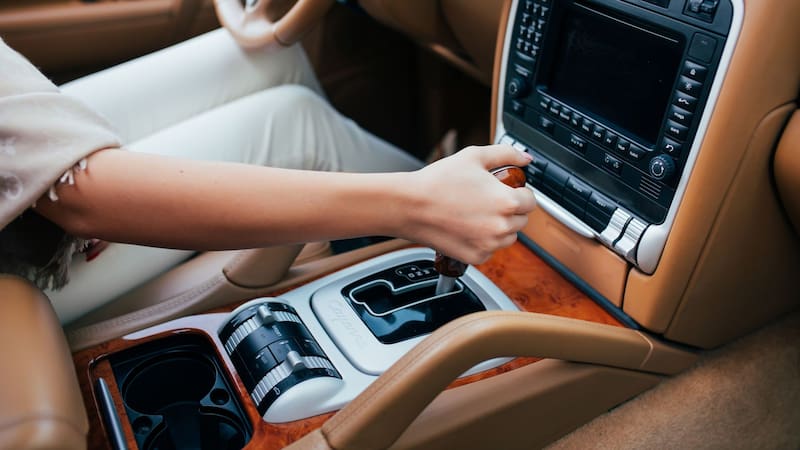 Se despiden los autos manuales: el Gobierno español prohibió que se usen este tipo de vehículos si no cumplen un requisito clave. Foto: Freepik