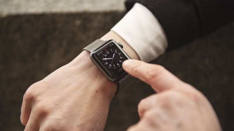 Se despiden los relojes inteligentes: Decathlon lanza un nuevo modelo con GPS y medición de frecuencia cardíaca. (Fuente: Freepik)