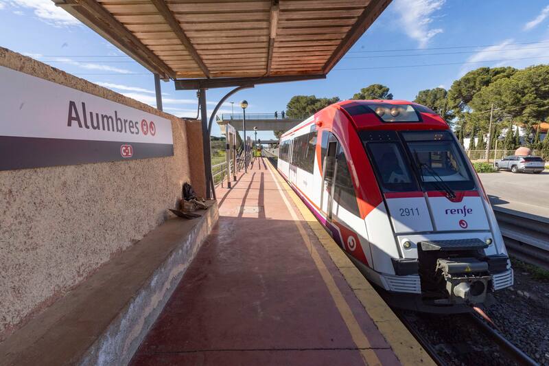 CARTAGENA, 22/01/2026.- Un tren pasa junto a la estación de Alumbres, Cartagena, tras retomarse el servicio después de producirse el choque de un tren con una grúa este jueves. Se eleva a seis el número de heridos del accidente de tren ocurrido esta mañana en Cartagena (Murcia). El brazo de un camión grúa ajeno a ADIF que trabajaba junto a la línea Cartagena-Los Nietos, en la diputación cartagenera de Alumbres, ha sido el responsable, al invadir el gálibo ferroviario y golpear el cristal de uno de los vagones. EFE/ Marcial Guillén