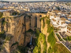 Escapadas: se encuentra a 1 hora de Málaga, es la maravilla de Andalucía y se considera el pueblo más feliz de España