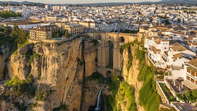 Escapadas: se encuentra a 1 hora de Málaga, es la maravilla de Andalucía y se considera el pueblo más feliz de España