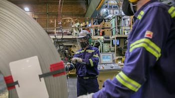 La economía creció 1,6% interanual en abril, pero cayó 1,5% frente a marzo y frenó la recuperación