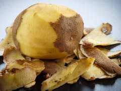 Licuar cáscaras de papa con bicarbonato: para qué sirve y por qué lo recomiendan