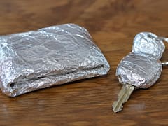 Envolver la billetera y las llaves en papel aluminio: para qué sirve y por qué lo recomiendan