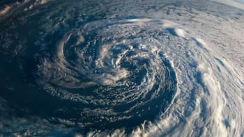 Alerta de AEMET por un fuerte tormentón con pedrizco gigante y rachas de viento muy potentes que golpean Madrid, Aragón y Cataluña