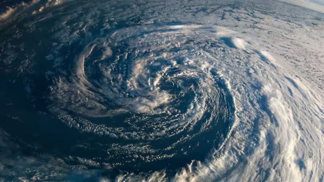 Alerta de AEMET por un fuerte tormentón con pedrizco gigante y rachas de viento muy potentes que golpean Madrid, Aragón y Cataluña
