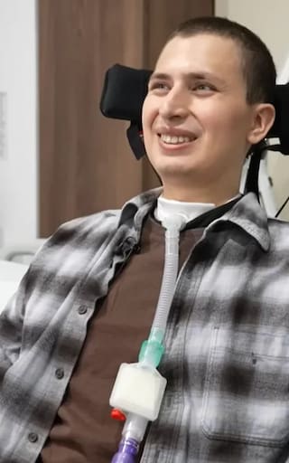 Quedó parapléjico, se implantó el chip cerebral de Elon Musk y su vida cambió por completo: “Es mágico”