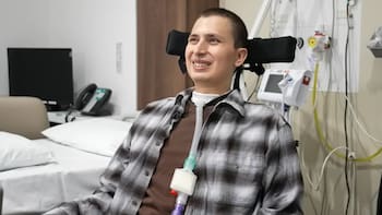Quedó parapléjico, se implantó el chip cerebral de Elon Musk y su vida cambió por completo: “Es mágico”