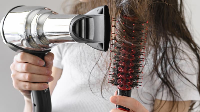 No necesariamente hay que recurrir a temperaturas elevadas para secar el cabello.