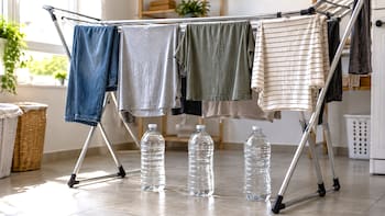 Secar la ropa mojada con una botella de plástico y agua: por qué funciona y cómo hacerlo correctamente