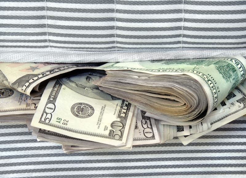 Según INDEC, a fines de 2025 los argentinos tenían u$s 218.217 millones "debajo de los colchones"