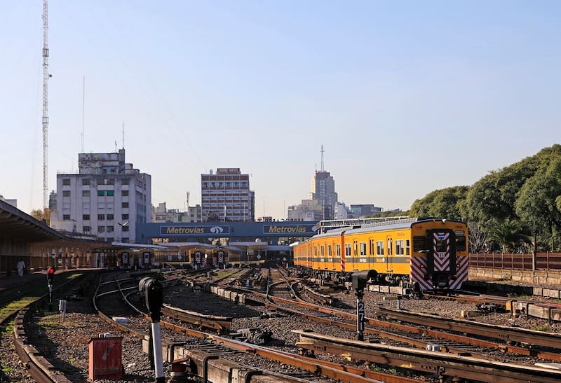 Según los pliegos oficiales, la obra incluirá nuevos estribos de hormigón, pilotes y dos vigas de 12 metros, una para cada vía del servicio.