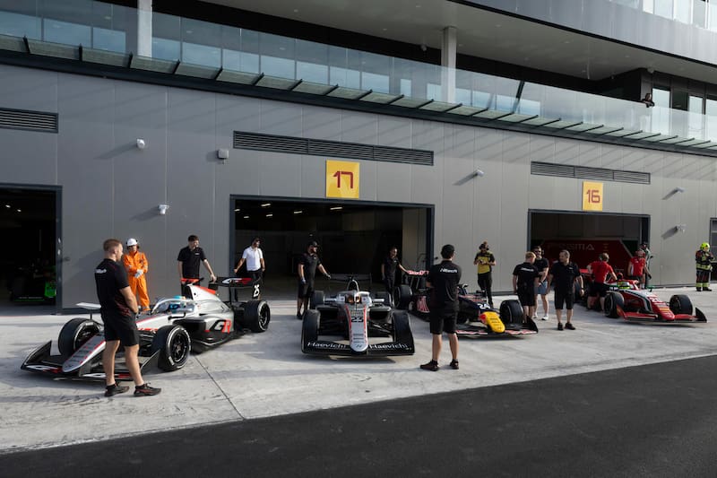 Pilotos de Fórmula 3 preparados en la zona de 'pit-lane' durante la segunda jornada, este martes, de los test de estacategoría en el trazado de 'Madring'.
